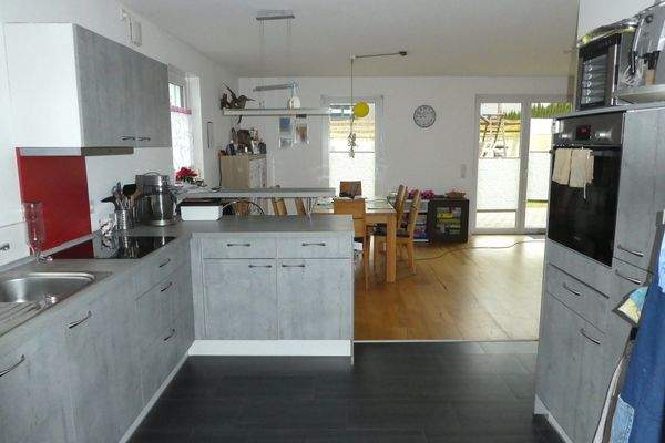 Blick aus der Küche ins Wohnen