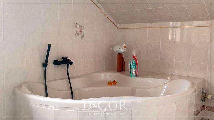 Eckbadewanne im Bad im Obergeschoss