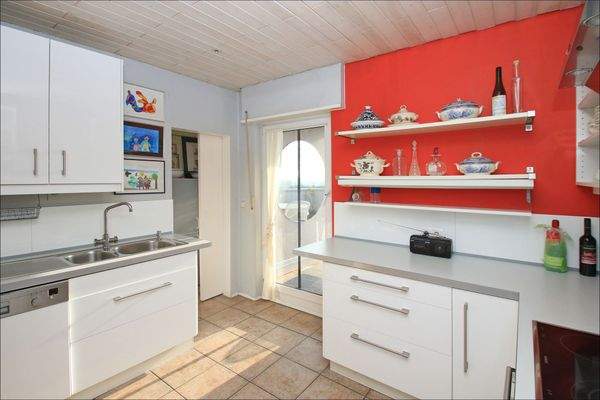 Küche mit Zugang zur Süd-Terrasse