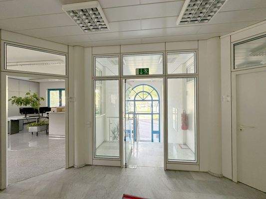 heller Durchgang mit ausreichend Bewegungsraum