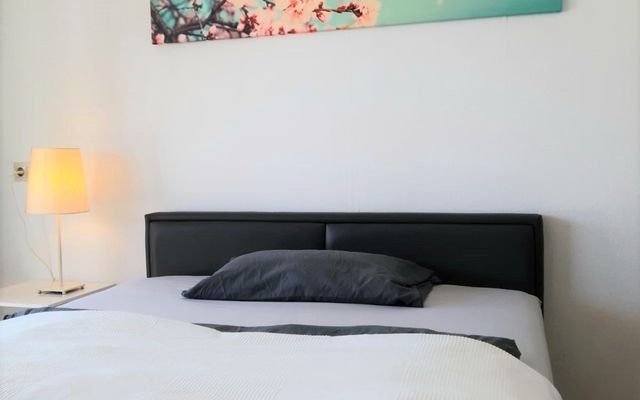 Zimmer in Stuttgart Doppelbett 2 (2).jpg