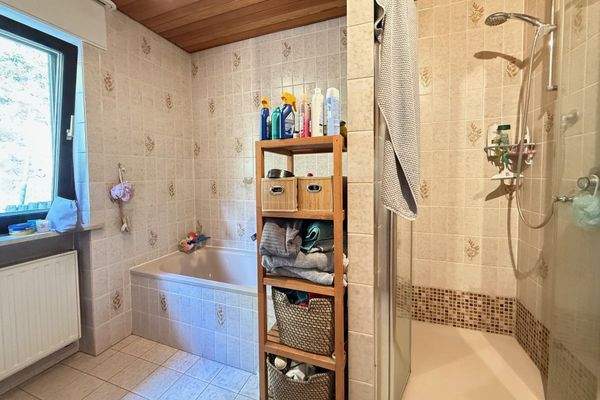 Bad mit Dusche und Wanne