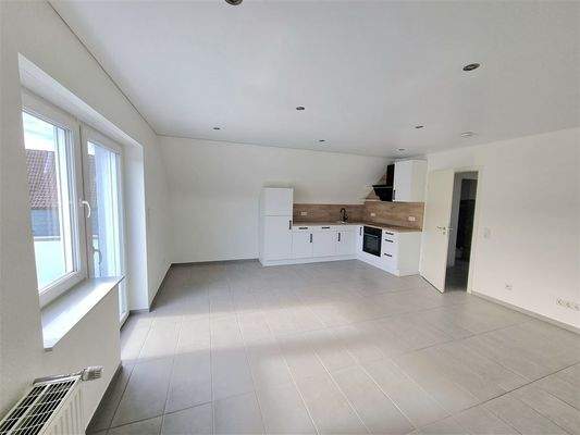 Wohnzimmer mit offener Küche