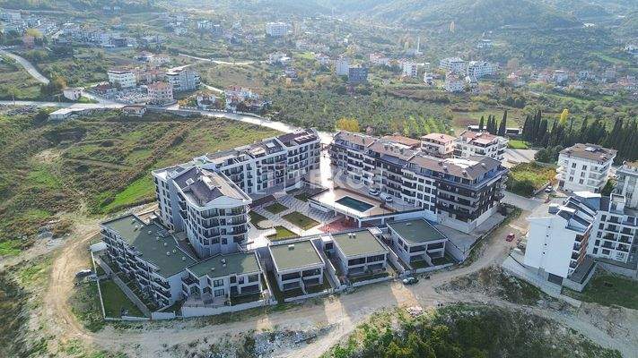 Sea-View Semi-Detached Villas in a Complex with Pool in Yalova