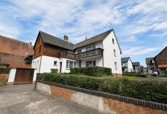 Ansicht mit Balkon und Garten