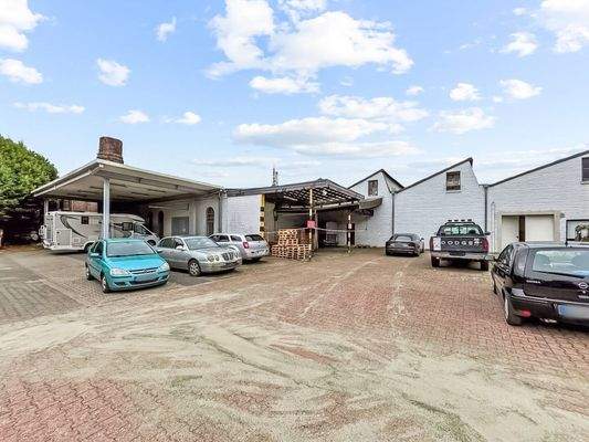 Rückansicht mit Stellflächen