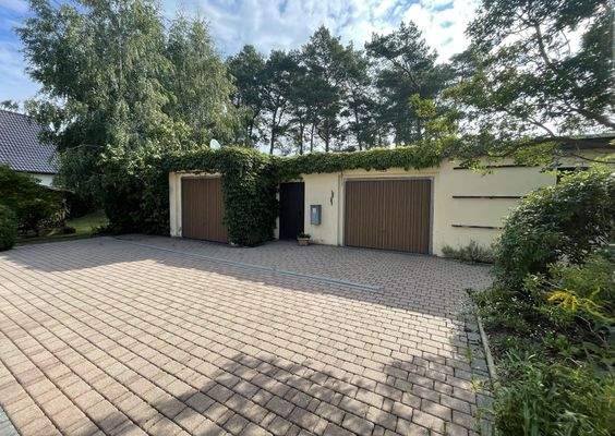 Nebengelass mit Garagen und Abstellmöglichkeiten