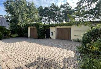 Nebengelass mit Garagen und Abstellmöglichkeiten