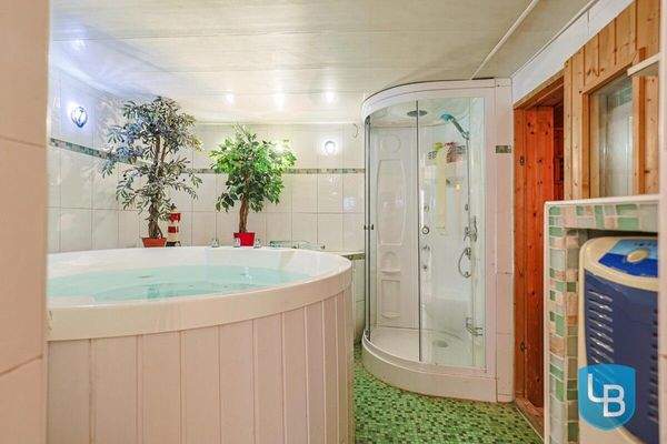 WE1 / KG: Whirlpool mit Dusche 