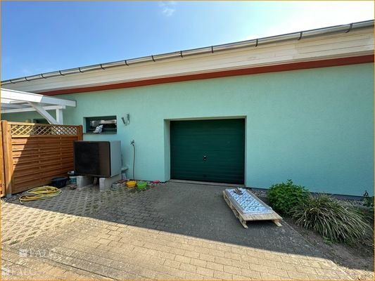 *Einfahrt Garage