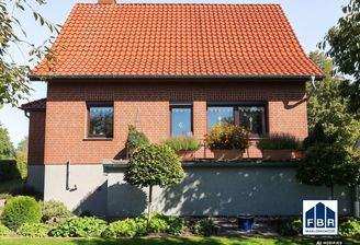 Rückansicht mit oberer Terrasse