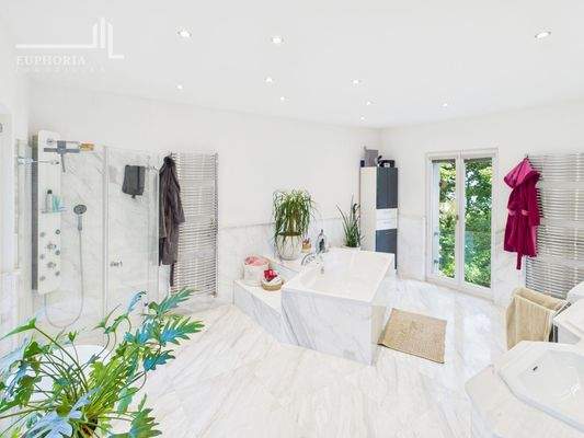 CAM03352G0-PR0080-STILL057