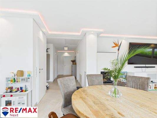 Blick vom Essplatz in Vorraum