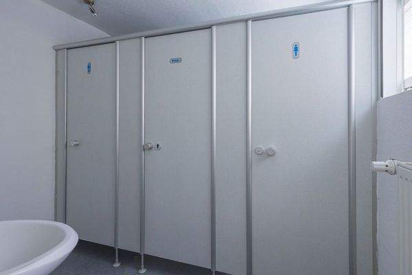 Die Toiletten der großen Gewerbeeinheit