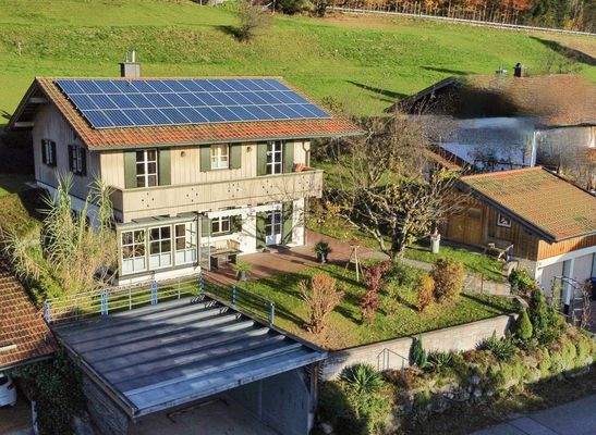 Hausansicht (Nachbar verzerrt)