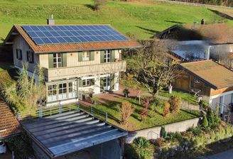 Hausansicht (Nachbar verzerrt)