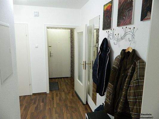 helle Diele mit Abstellraum