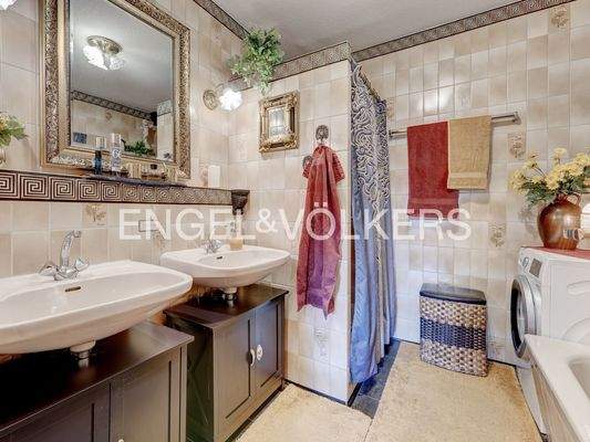 Badezimmer mit Waschmaschinenanschluss...