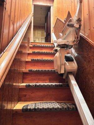 Treppenaufgang mit Lift.JPG