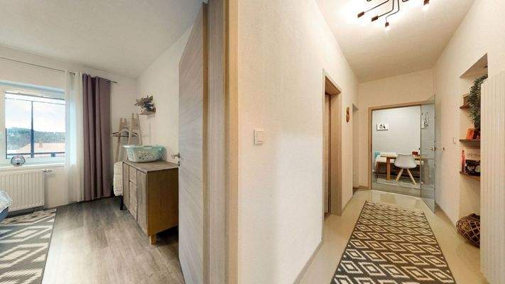 Flur und Blick ins Schlafzimmer