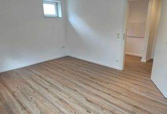 Leerer Raum mit Holzboden