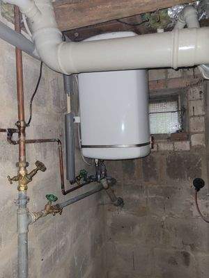 Warmwasserboiler im Keller