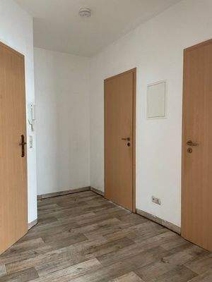 Flur mit Wohnungstür links