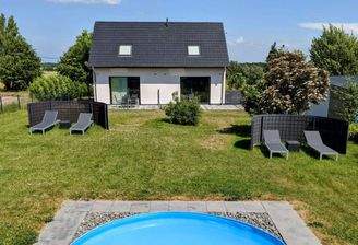Windgeschützte Liegeoasen mit Pool und Blick auf die Südterrasse und das Doppelhaus