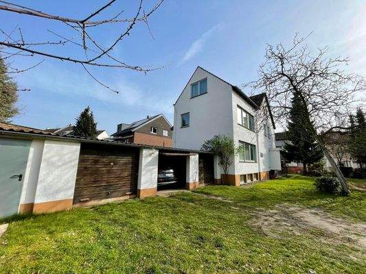 Ansicht Haus mit Garagen