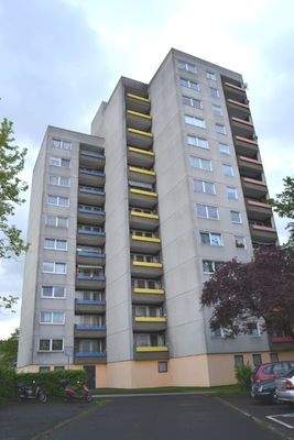 Heinrich-Nordhoff-Str. 8 - Außenansicht auf ein Hochhaus mit heller Fassade und farbig abgesetzten Balkonen