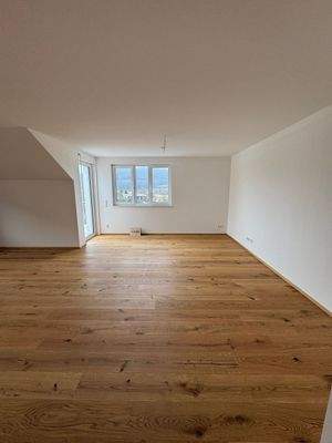 Heller Wohnbereich mit Balkon