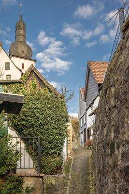 Gasse zum Haus und Glockenturm