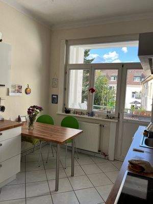 Helle Küche mit Balkon