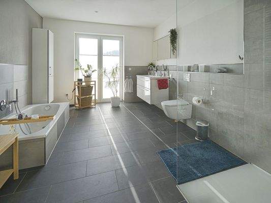 Großes Tageslichtbad mit Dusche und Wanne