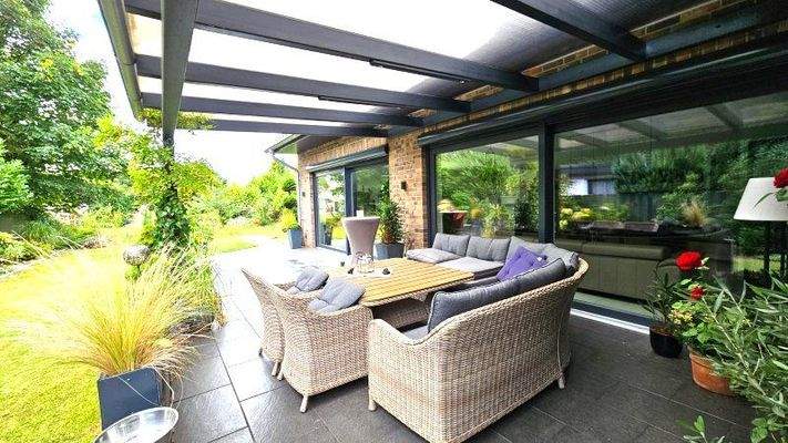 überdachte Sonnenterrasse