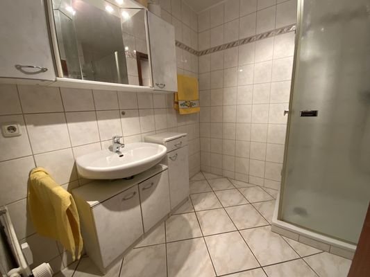 helles Bad mit Einbaumöbel