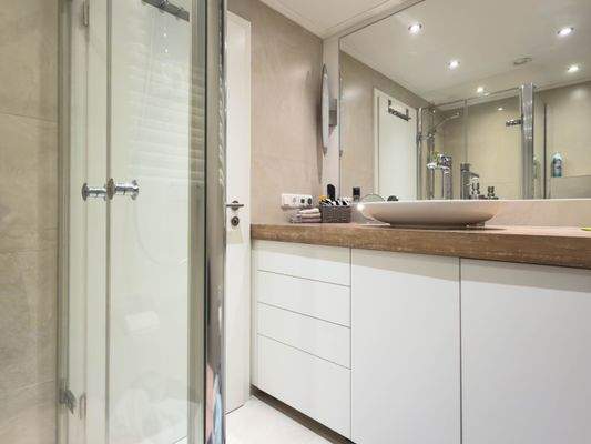 Elegantes Duschbad-weitere Ansicht 