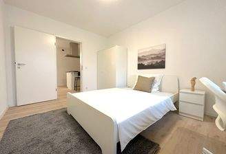 Helles WG-Zimmer mit Bett