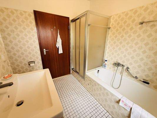 28 Badezimmer mit Badewanne und Dusche EG