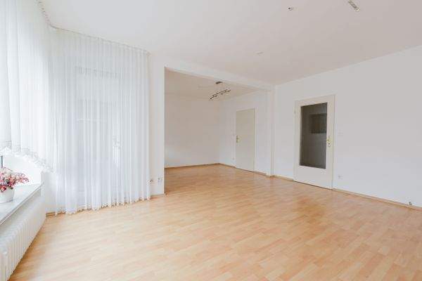 Wohnbereich mit Blick zur offenen Nische