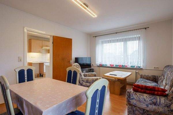 Zimmer mit Zugang zur großen Küche im Erdgeschoss