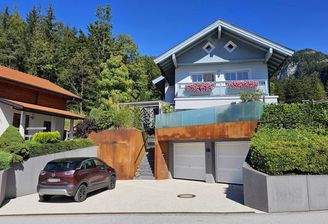 Ansicht Wohnhaus mit Doppelgarage