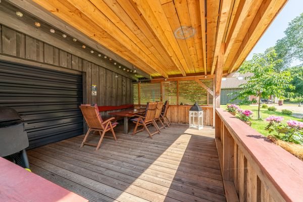 Gartenhaus mit überdachter Terrasse
