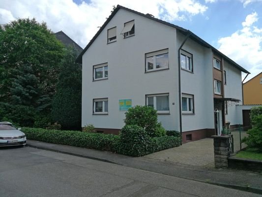 Hausfront und Hofeinfahrt