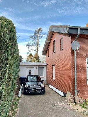 Anbau mit Parkplätzen