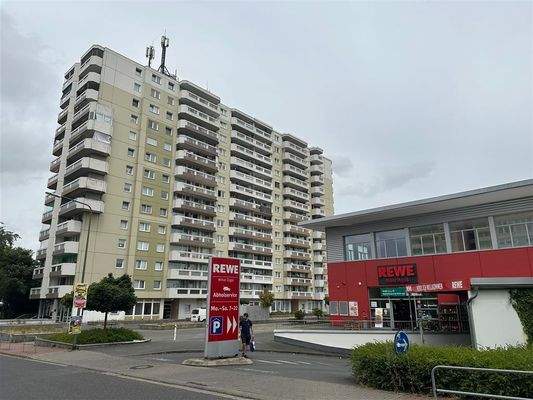 Ansicht mit Einkaufsmarkt