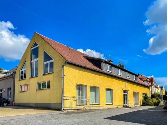 Lager auf der Hofseite, Büros an der Straße
