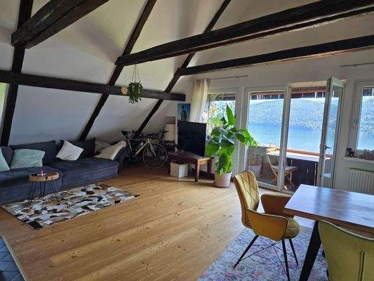 großer Wohnraum mit Balkon