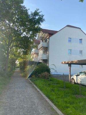 Hausansicht seitlich und Rückseite