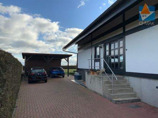 Zufahrt mit Doppelcarport